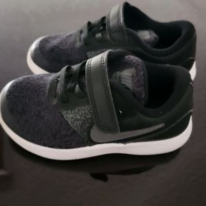 Nike black toddler shoes